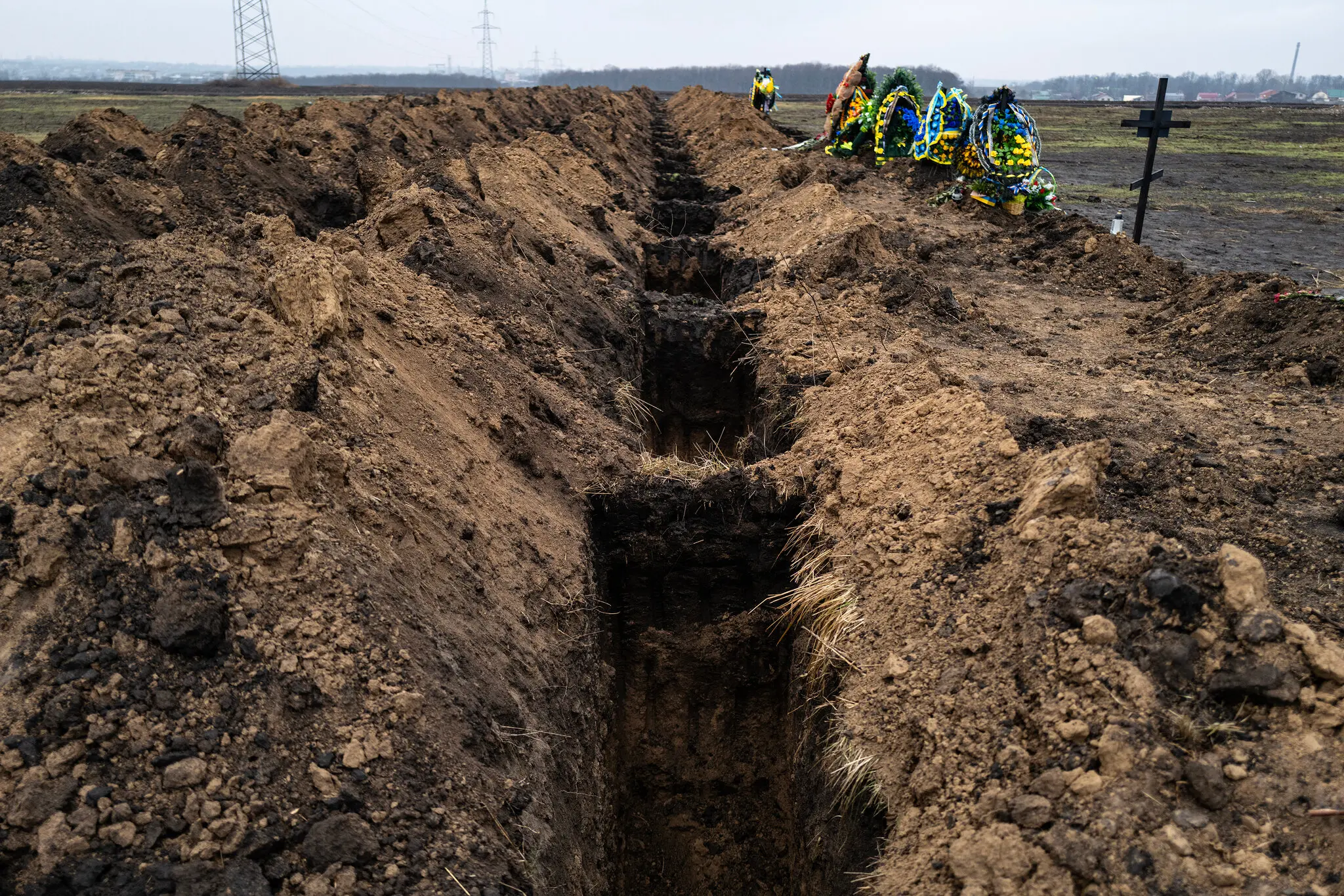 Могили для солдатів, викопані заздалегідь, на військовій частині кладовища в Дніпрі 18 січня.